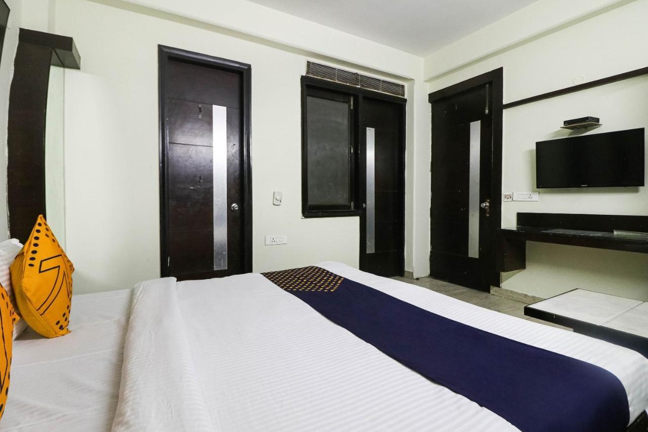 גורגאון Spot On Hotel Grace Near Star Mall מראה חיצוני תמונה