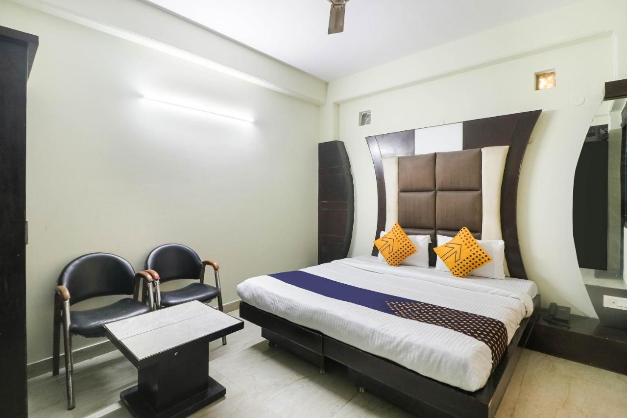 גורגאון Spot On Hotel Grace Near Star Mall מראה חיצוני תמונה