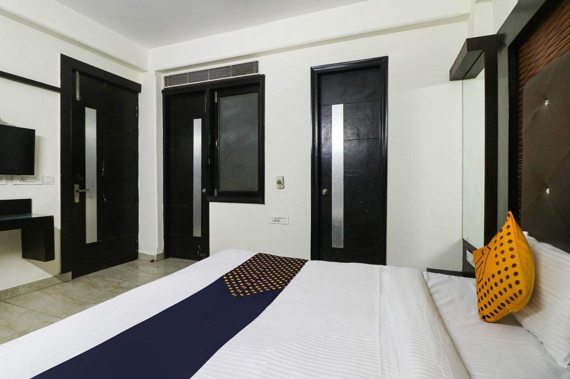 גורגאון Spot On Hotel Grace Near Star Mall מראה חיצוני תמונה
