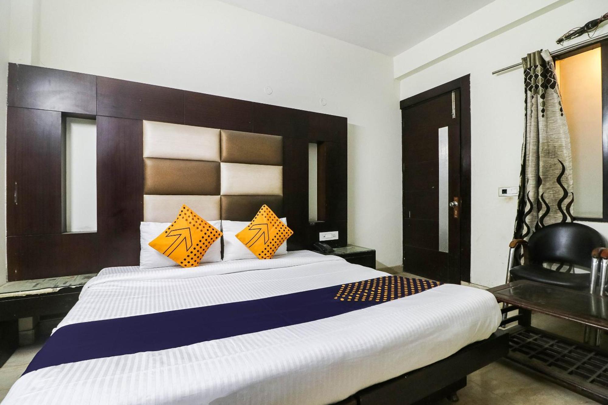 גורגאון Spot On Hotel Grace Near Star Mall מראה חיצוני תמונה