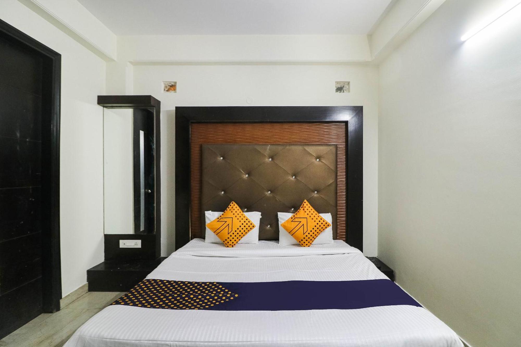 גורגאון Spot On Hotel Grace Near Star Mall מראה חיצוני תמונה