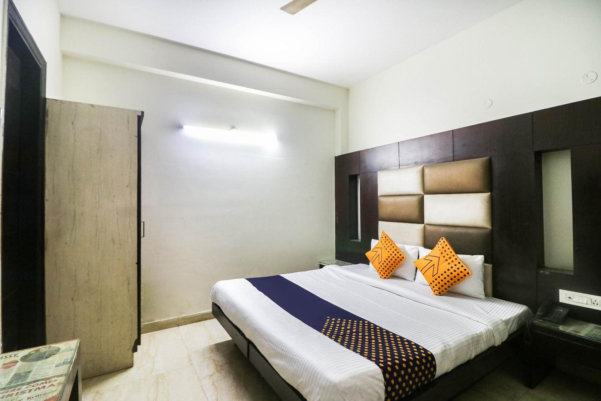 גורגאון Spot On Hotel Grace Near Star Mall מראה חיצוני תמונה
