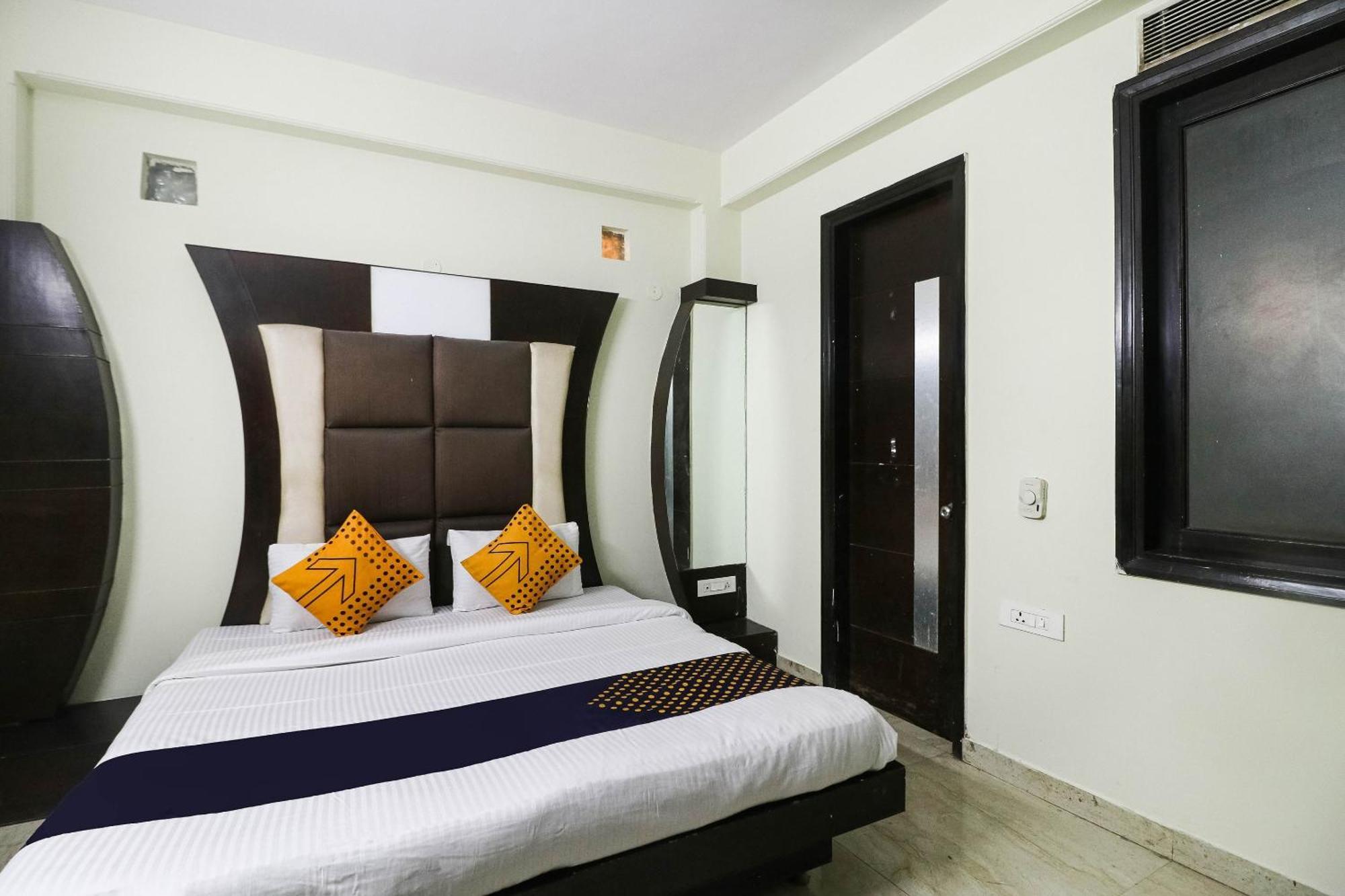 גורגאון Spot On Hotel Grace Near Star Mall מראה חיצוני תמונה