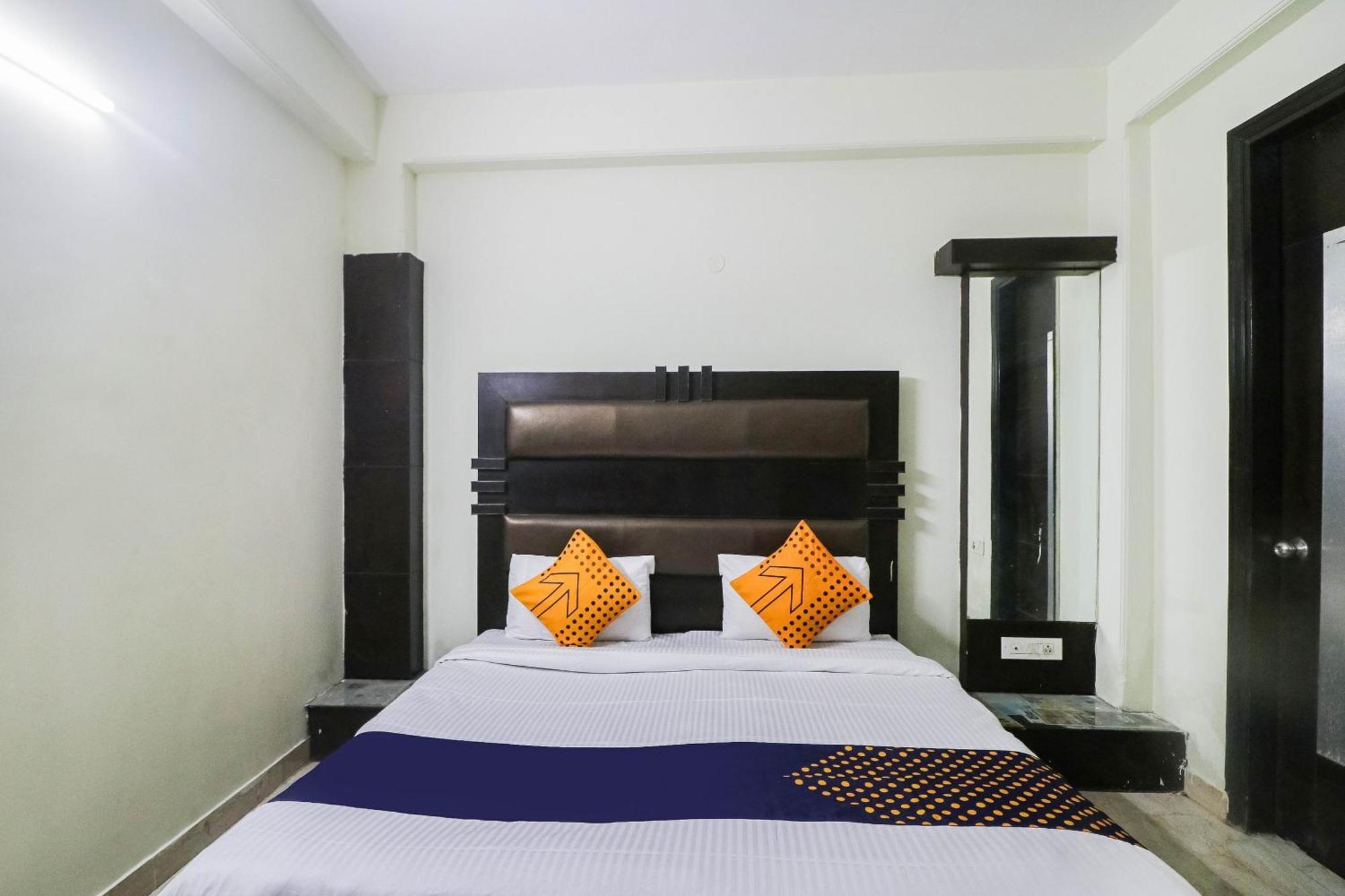 גורגאון Spot On Hotel Grace Near Star Mall מראה חיצוני תמונה
